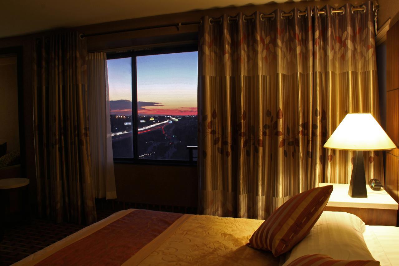 La Crystal Hotel -Los Angeles-Long Beach Area Carson Bagian luar foto